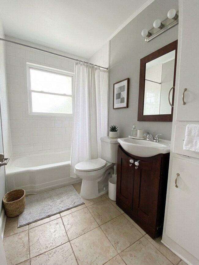 Building Photo - 3 bed, 1 bath in Colonial Acres near Quince and Colonial