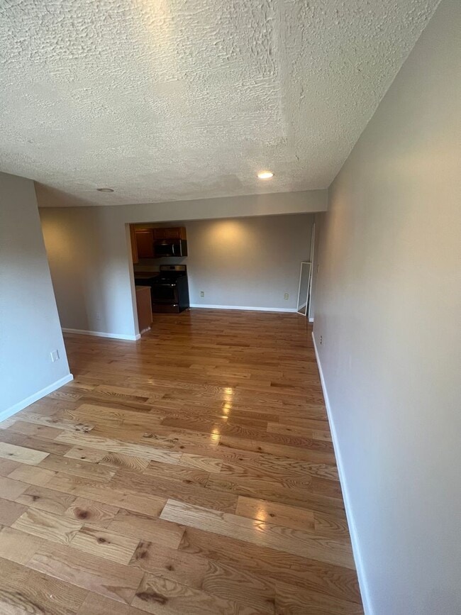 Building Photo - Cozy 3 Bedroom 1 Bathroom Condo- Conveniently Located at DC line