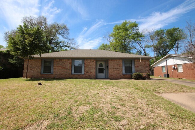 Building Photo - Beautiful 3 Bed 2 Bath Home in Tyler's Azalea District