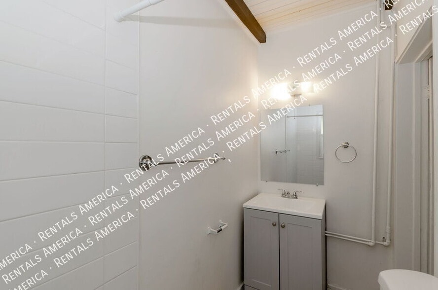 Building Photo - 3048 N Sparkman Blvd