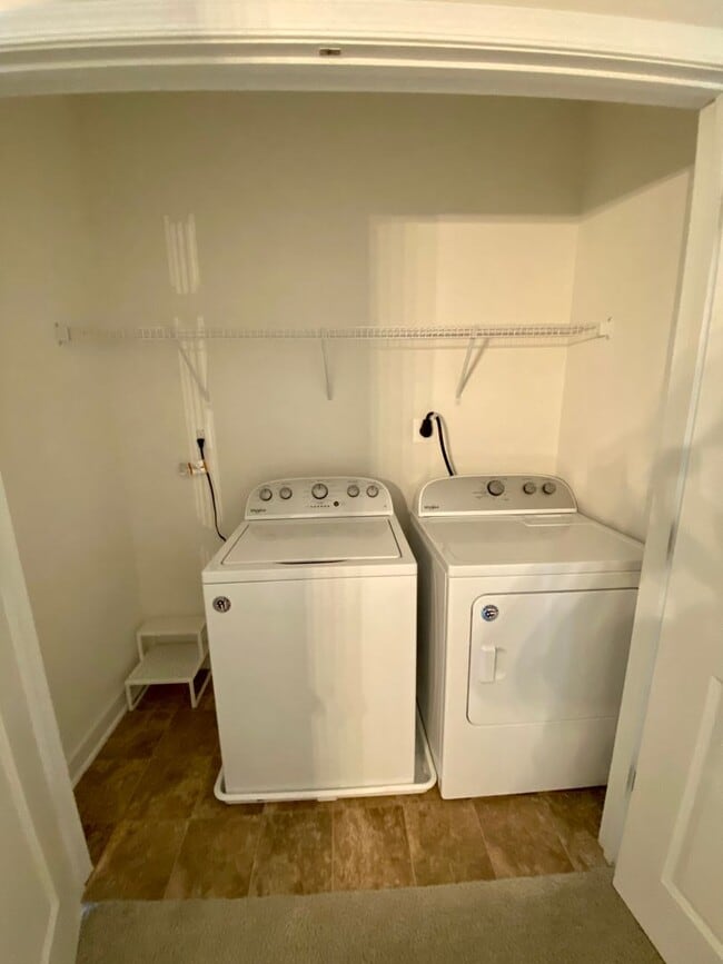 Building Photo - Charming 3-bedroom, 2.5-bathroom Townhouse
