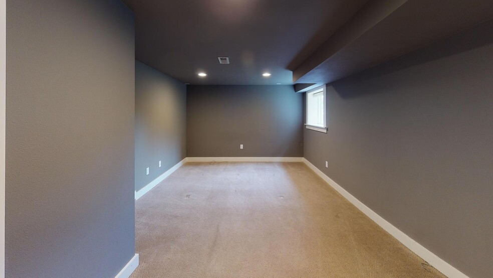 Building Photo - 812 W Bothwell St