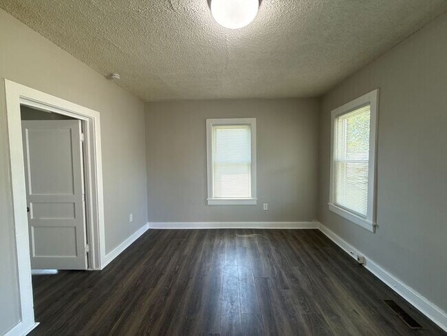 Building Photo - FOR RENT - Renovated Duplex in Gallatin - Half Off 1st Month Move in Special!