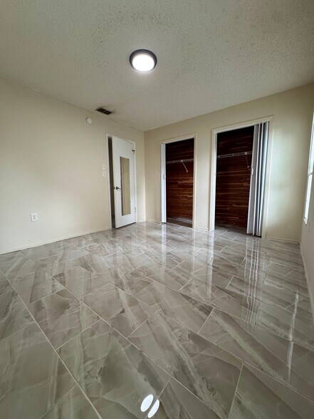 Building Photo - 9945 Woodridge Ct
