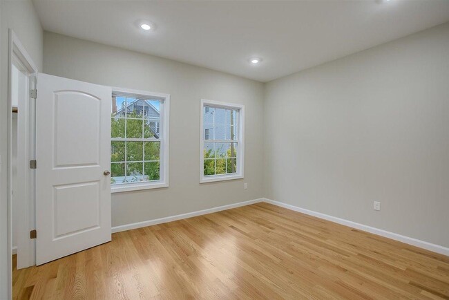 Building Photo - 16 Grant Ave