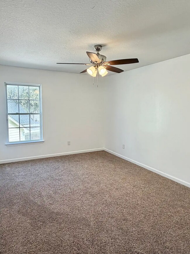 Building Photo - Spacious 5-bedroom, 3-bath home!