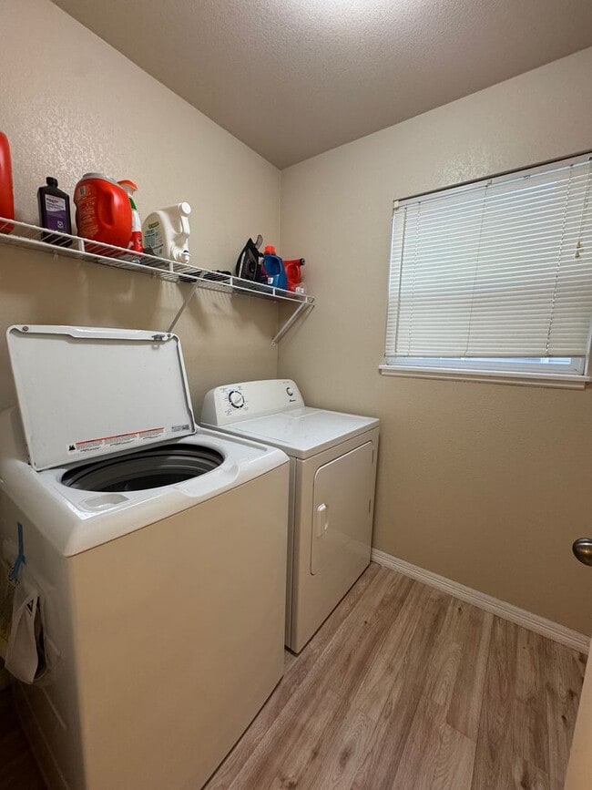 Building Photo - Beautiful 5 Bedroom home in Wellington