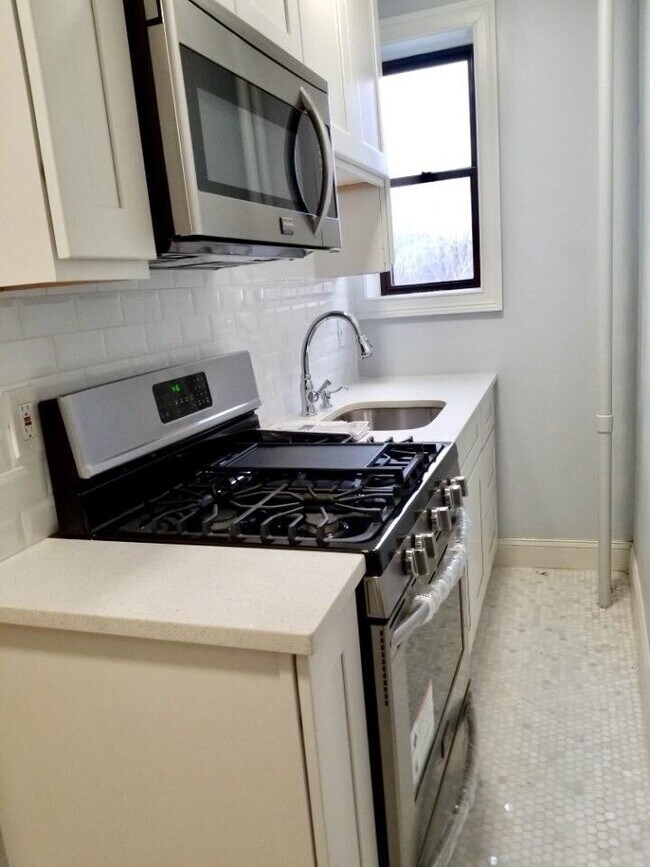 Building Photo - 821 Bergen Ave