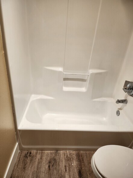 bathroom shower - 1030 E Palmer Ave