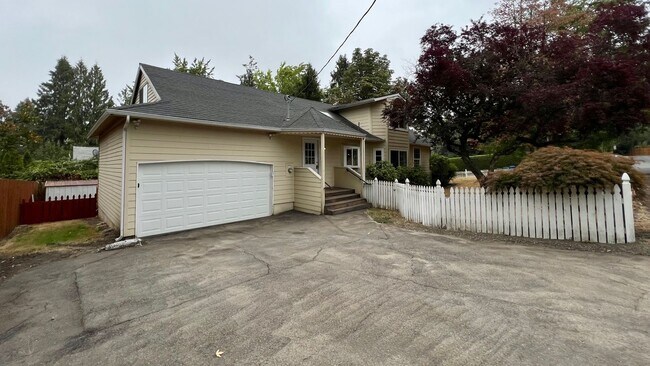 Building Photo - Outdoor Oasis: Charming 3 Bed 2 Bath House!