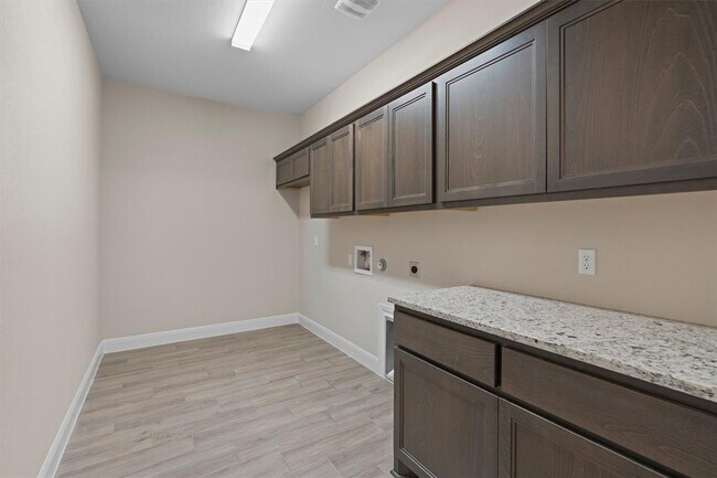 Building Photo - 305 Miranda Wy