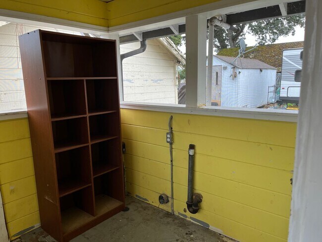 Building Photo - 5580 High Banks Rd