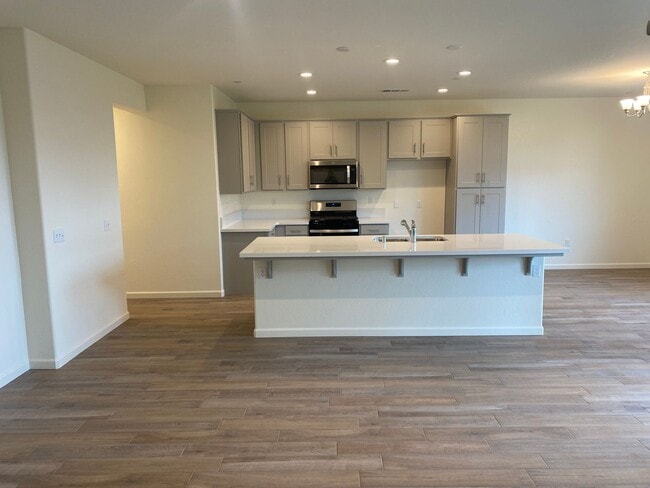 Building Photo - Newer 3 Bedroom 2 Bathroom Home in Tulare!