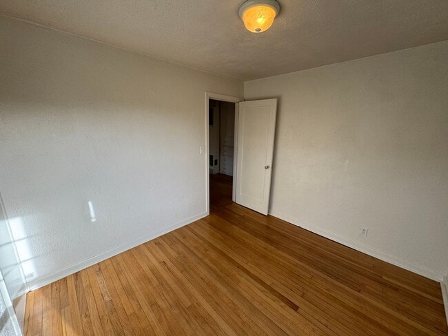 Building Photo - 2 Bedroom ~ 1 Bathroom House in SW Corvallis