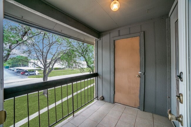 Building Photo - 2 Bedroom/2 Bath Woodmont Townhomes