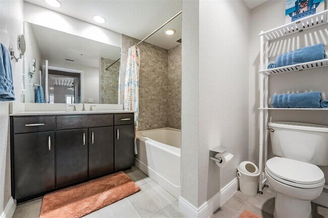 Building Photo - 2410 W Azeele St