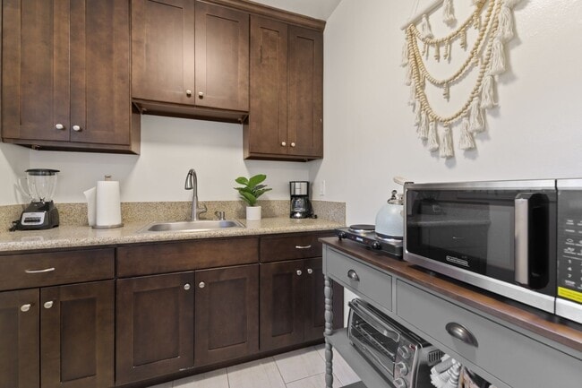 Building Photo - OCEAN BEACH APARTMENT! 1 BED/1 BATH w/ GARAGE! Only $2,495/mo!