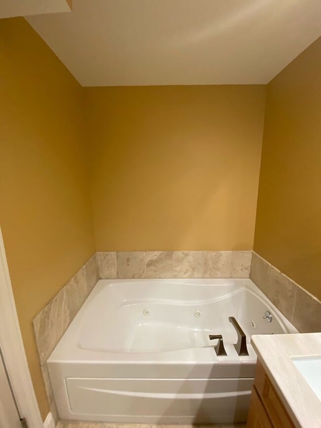 Building Photo - Spacious Townhouse Steps from Tarrytown Wa...