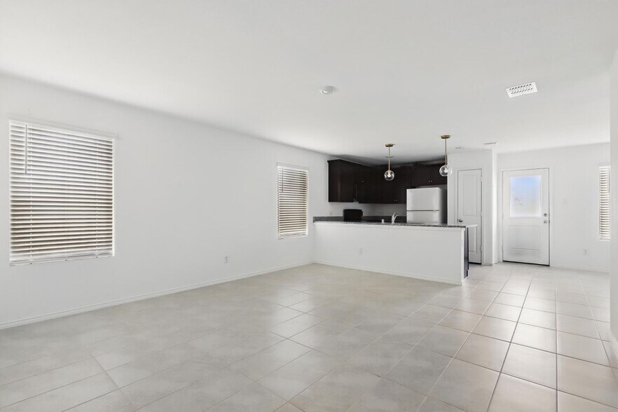 Building Photo - 1364 Beach Dr