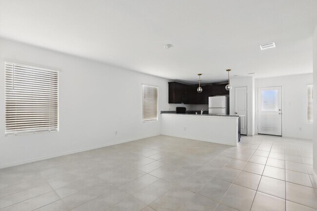 Building Photo - 1364 Beach Dr