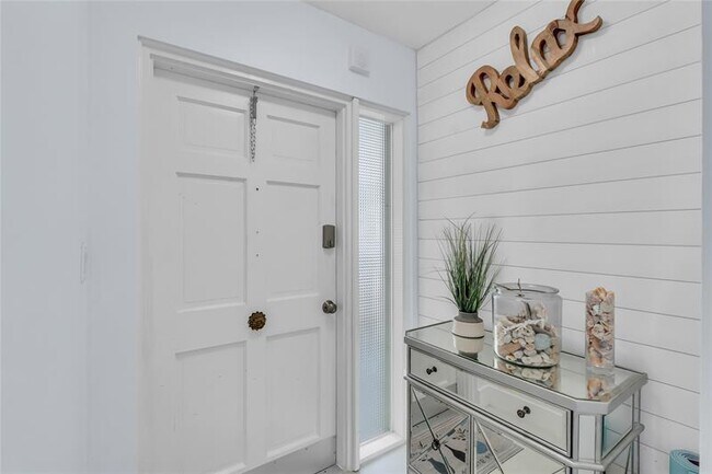 Building Photo - 1198 Hillsboro Mile