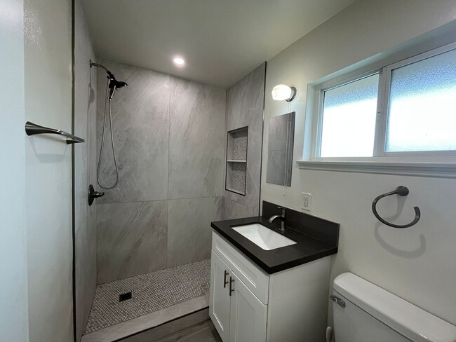 Building Photo - Beautifully Renovated Apartment Steps to t...
