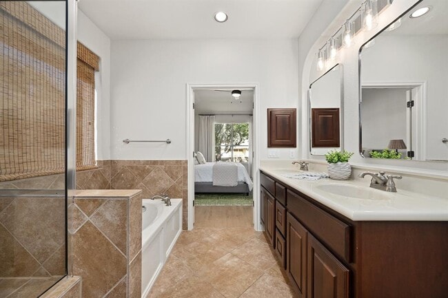 Building Photo - 8620 Alophia Dr
