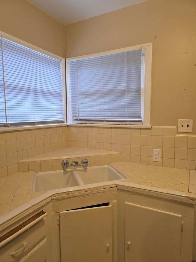 Building Photo - 924 Height St