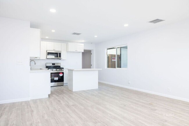 Building Photo - Beautiful fully remodeled 3 bedroom