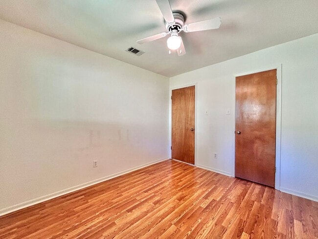 Building Photo - Greenbelt Gem Backing to Walnut Creek – Spacious 3BR Home in Prime North Austin Location