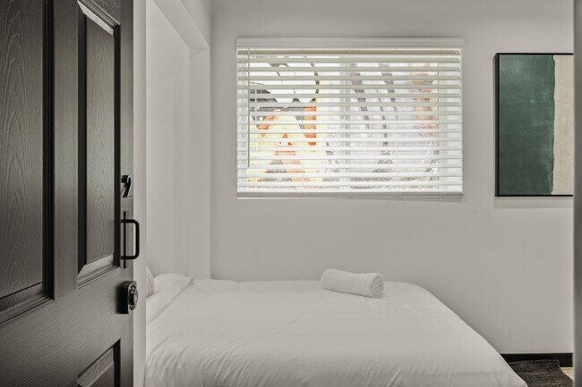 Building Photo - A 5 bedroom, 4 bathroom Fully Furnished Apartment at 1515 1/2 Selby Ave.