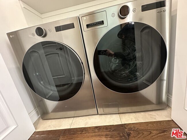 Building Photo - 128 S Swall Dr