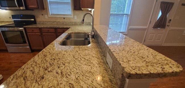 Building Photo - Townhouse  At West Park Place