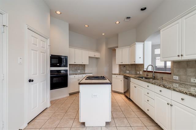 Building Photo - 8904 Lakewood Dr