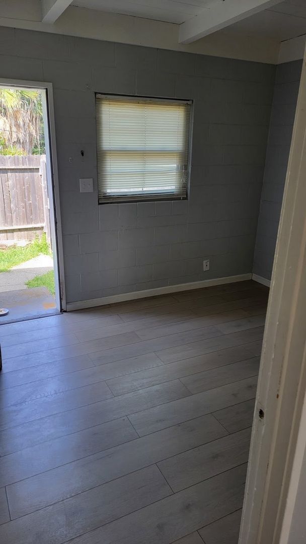 Building Photo - 1 Bedroom Duplex in Roseville Available Now