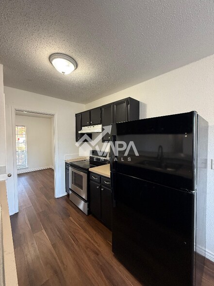 Building Photo - 5835 Freemans Farm St