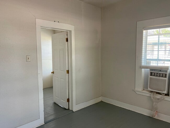 Building Photo - 213 W Schulz St