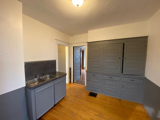 Building Photo - 621 Stanley Terrace NE