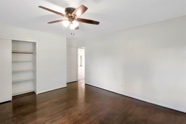 Building Photo - 5602 Sylmar Rd