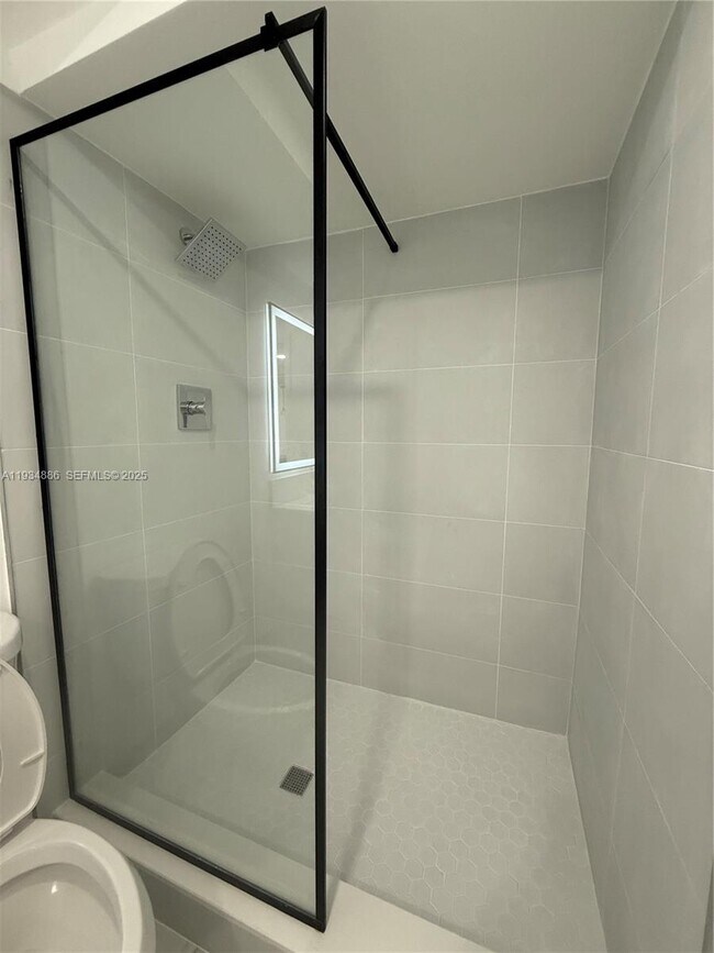 Building Photo - 210 Lakeview Dr