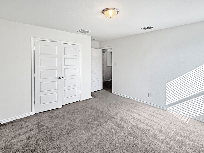 Building Photo - New Braunfels gem