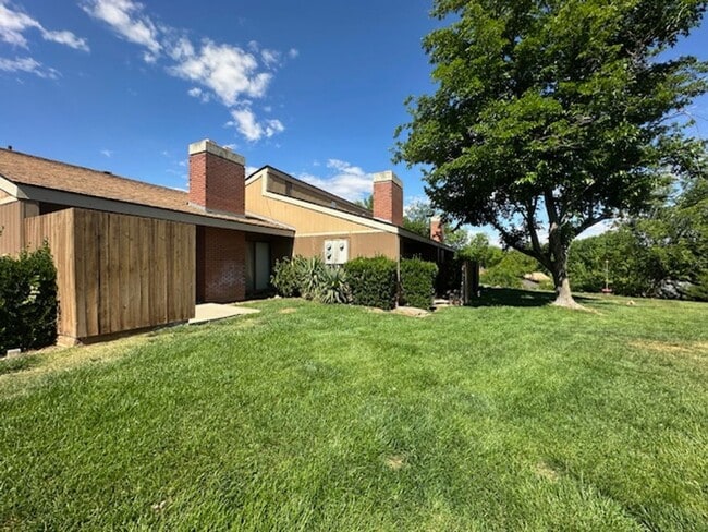 Building Photo - Bloomington Gardens Townhome