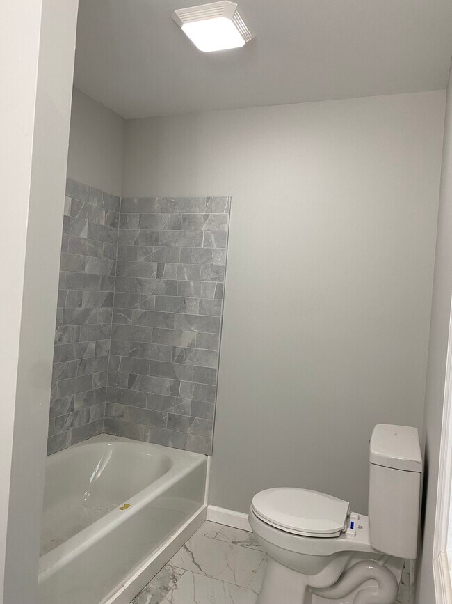 Building Photo - 401 McLean St