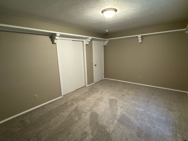 Building Photo - 3 Bedrooms! 2 Baths! 2 Living Areas! Southeast! Remodeled! $2395