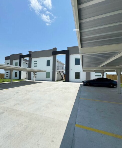 Building Photo - 1808 Angelina Dr