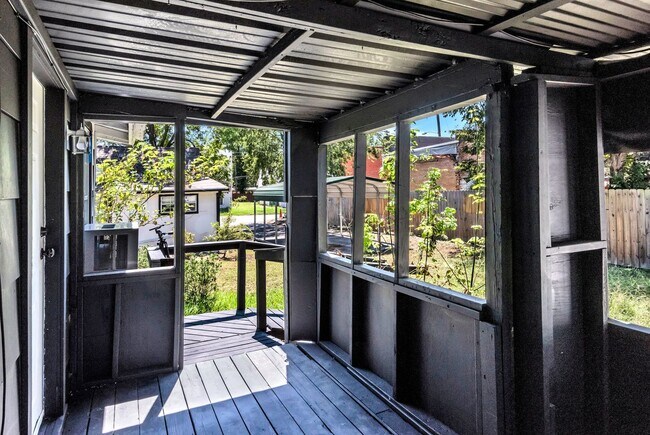 Building Photo - 107 E 11th St