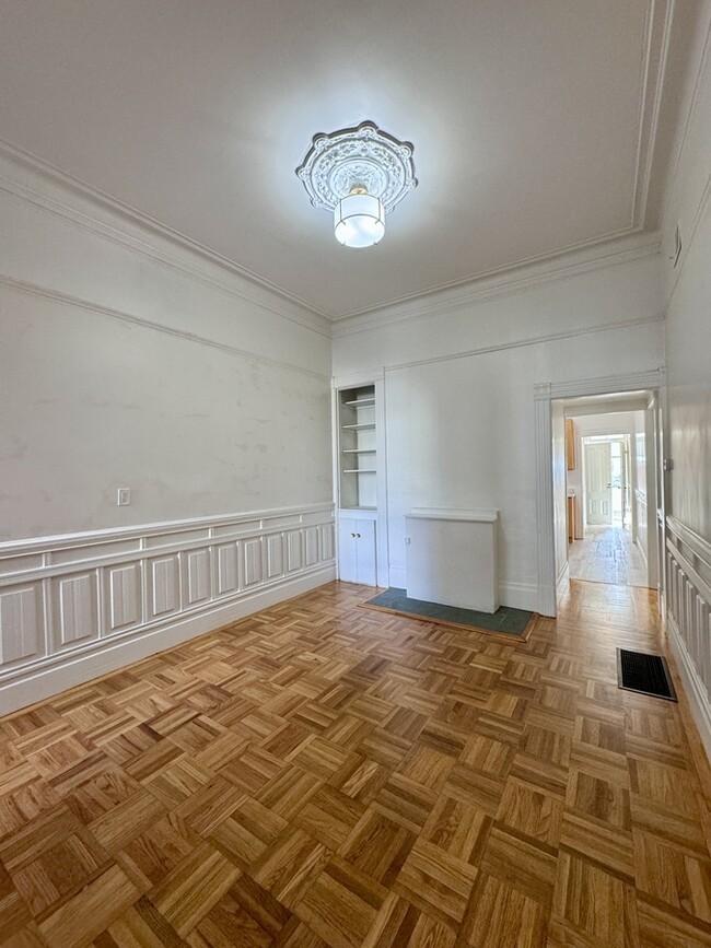 Building Photo - Top Floor/Spacious 4 Bedroom Flat - Great ...