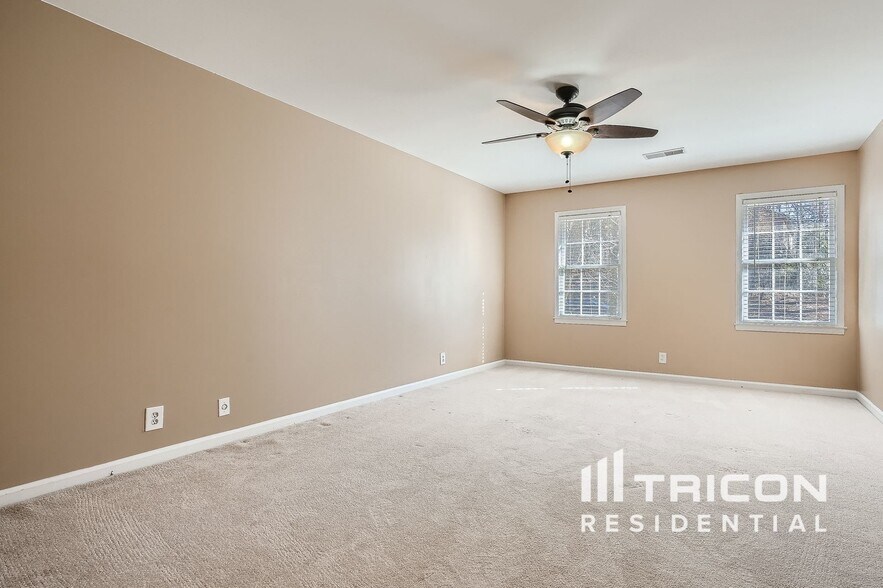 Building Photo - 9400 N Lake Dr