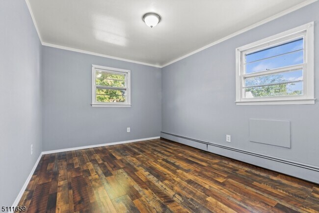 Building Photo - 557 E Elm St