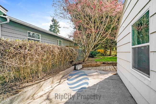 Building Photo - 1307 Elm St